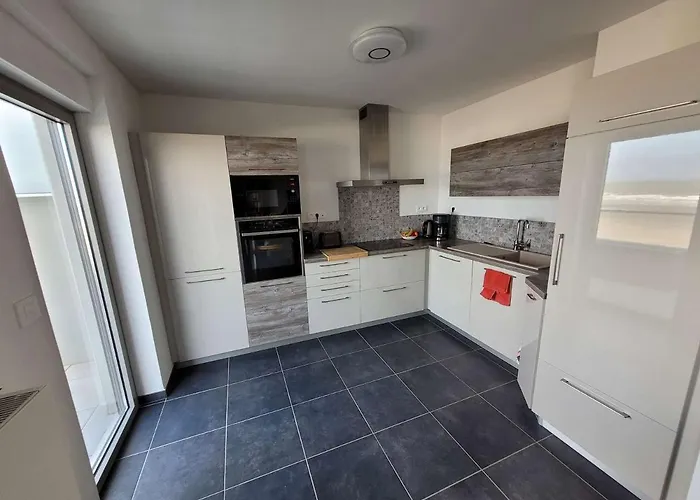 Grand T3 Vue Avec Balcon Et Parking, Acces Direct - Fr-1-674-1